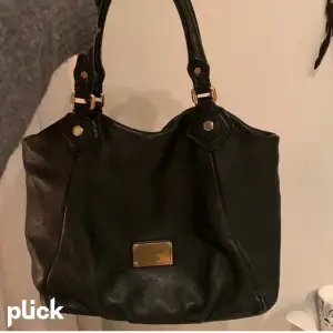 Svart jättefin och praktisk Marc Jacobs väska som jag älskar men kommer tyvärr inte till mycket användning! Säljer för 850kr+frakt😊 Hör av dig vid frågor