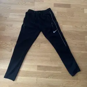 Säljer dessa riktigt snygga Nike byxor i mycket bra skick bara att fickorna är lite tröga // storlek M och riktigt sköna // endast 249 kr // Frågor eller funderingar så vet ni var ni har mig:)