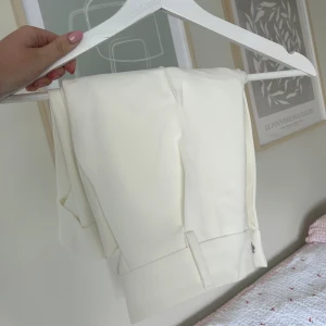 Vita konstymbyxor - Nästan helt oanvända kostymbyxor från Hanna Schönbegs kollektion för NAKD. Mellanhög midja 🤍 