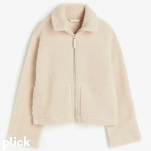 Teddyjacka hm - Säljer denna jättefina Teddyjackan i svart och i strl M ❤️ mycket bra skxik, passar perfekt som vårjacka 