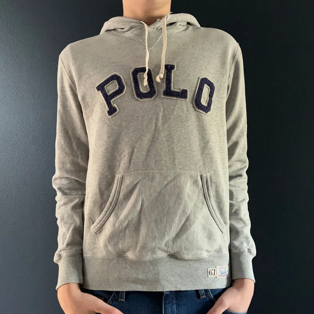 Säljer denna riktigt snygga ”Polo” Ralph Lauren hoodie. Nypris är 2599kr men säljer för 599kr. Tröjan är i bra skick. Storlek S men kan passa upp till M. Hoodies.