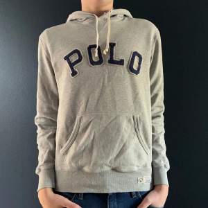 Säljer denna riktigt snygga ”Polo” Ralph Lauren hoodie. Nypris är 2599kr men säljer för 599kr. Tröjan är i bra skick. Storlek S men kan passa upp till M