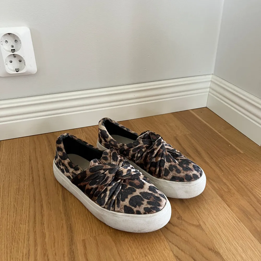 Ett par leopard sneakers i bra skick. Storlek 37. Skor.