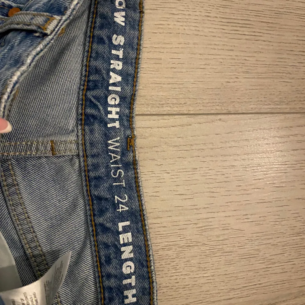 Ett par lågmidjade straight jeans från bikbok, använda fåtal gånger och är i ett bra skick men är för små för mig❣️orginalpris 699kr. Jeans & Byxor.
