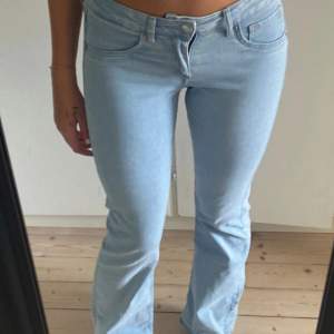 Superfina lågmidjade bootcut jeans från H&M i mycket fint skick 🩵 jag är 170 cm.