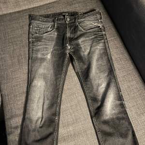 W29 L32 Riktigt feta replay jeans i färgen svart, i princip oanvända. Priset är inte hugget i sten.