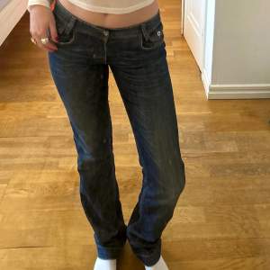 Lågmidjade Dolce & Gabbana jeans • innebenslängd 91 cm • 6 fickor  
