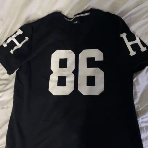 Huf worldwide T-shirt - Fin svart Huf Worldwide t shirt, knappt använd säljs då den bara ligger hemma Storleken är XL men passar bra som L  Nypris runt 800  Mitt pris:100
