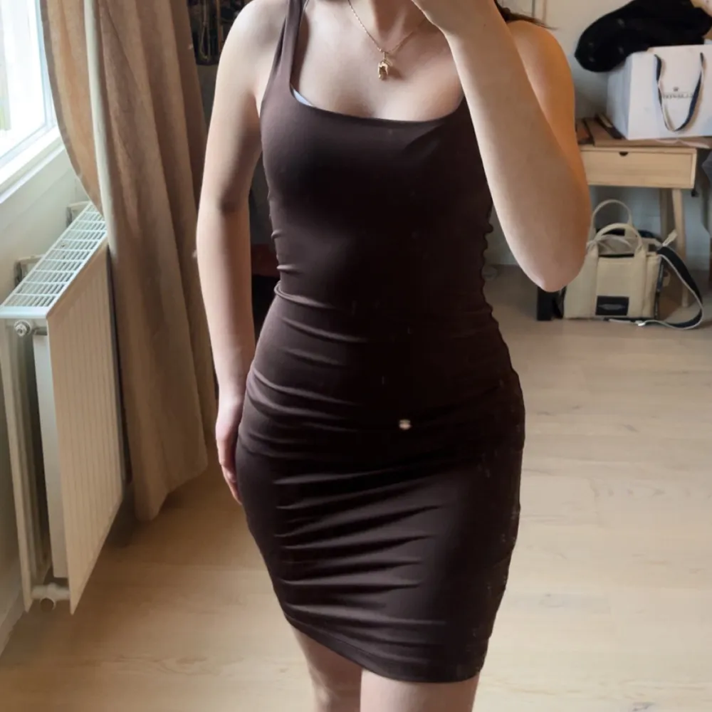 En helt vanlig brun klänning OANVÄND men så fin, perfekt till sommaren. Klänningar.