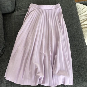 Långkjol - Ljuslila långkjol  Använd få ggr då den även var för lång. Storlek 36