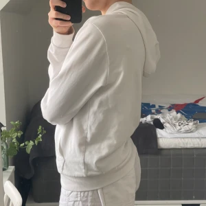 Vit ziptröja  - Säljer min vita ziptröja då den inte används så mycket. Storlek S men passar även M