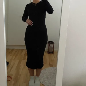 Långklänning  - Figurnära klänning från H&M. Storlek xs. 