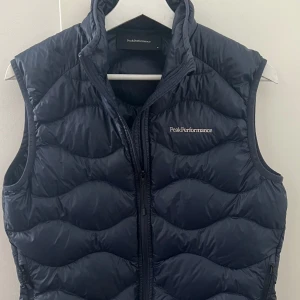 Peak Performance väst - Säljer en Peak Performance väst. Endast använd några gånger så i nyskick Storlek: M Nypris 1900kr  Mvh