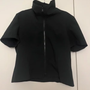 Topp - Aldrig använd. Sitter som S - Xs