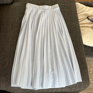 Långkjol - Superfin ljusblå långkjol Storlek 36 Bra skick, aldrig använd då den är för lång.