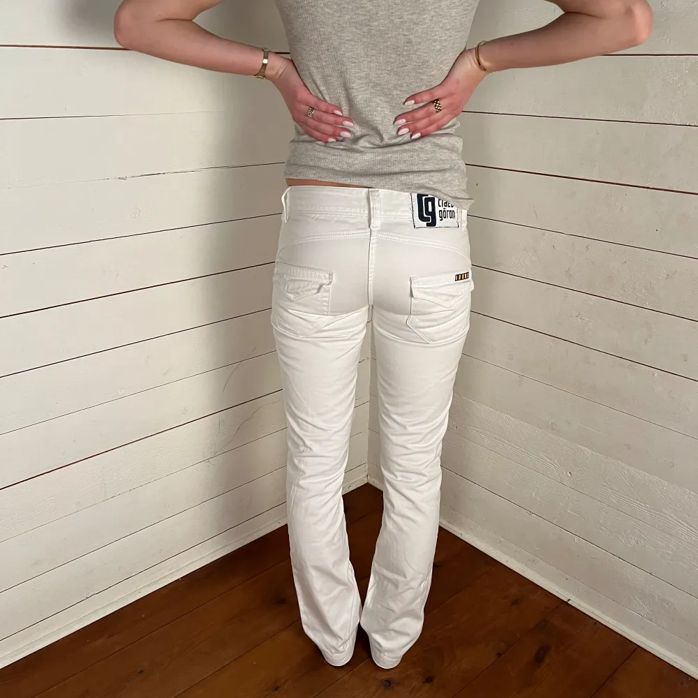 Midjemått( rätt över): 38cm Inerbenslängd: 77cm    Köp gärna via ”KÖP NU” Modellen är 170 cm, inga defekter 💕  . Jeans & Byxor.