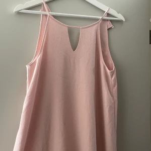 klänning - ljusrosa klänning från vero moda, använder aldrig🌸storlek 36 men passar mig som vanligtvis har 34/s/xs