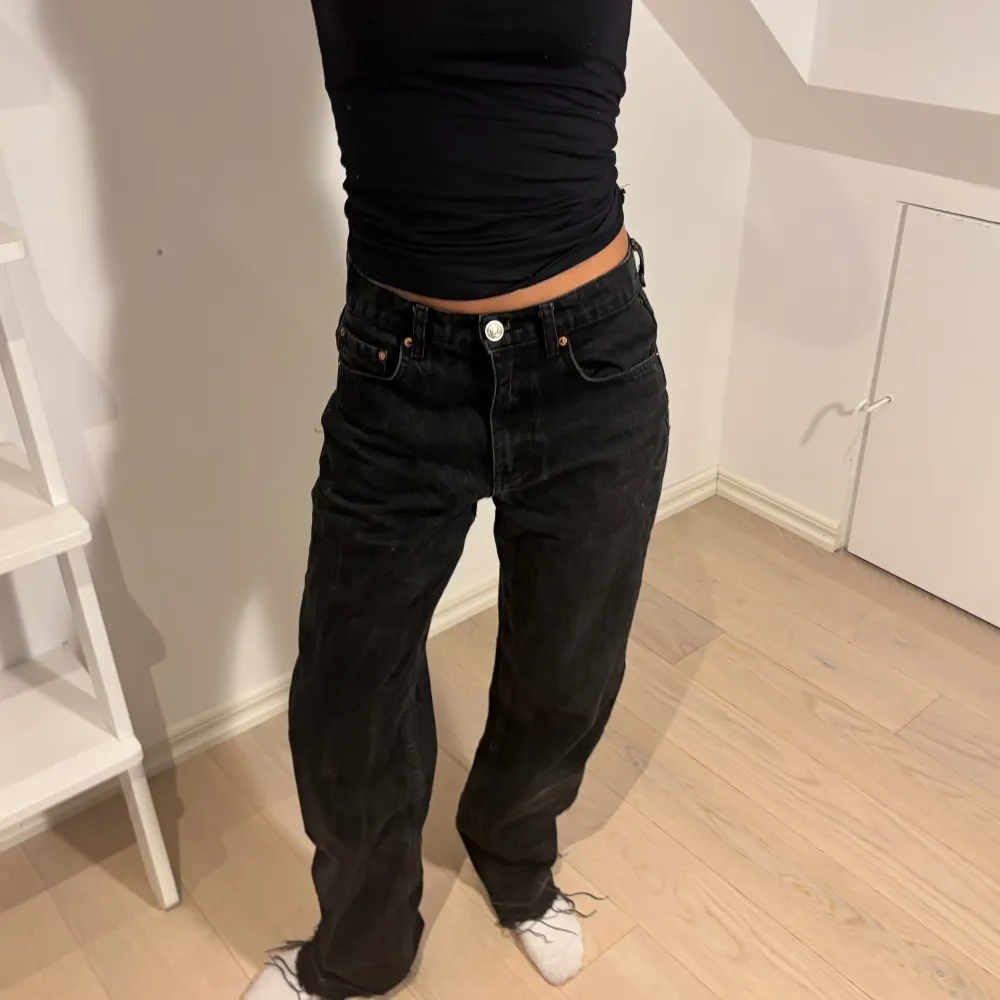 Svarta vida jeans med medelhög midja! Från Gina Tricot Pris kan diskuteras💓. Jeans & Byxor.
