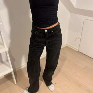 Svarta vida jeans med medelhög midja! Från Gina Tricot Pris kan diskuteras💓