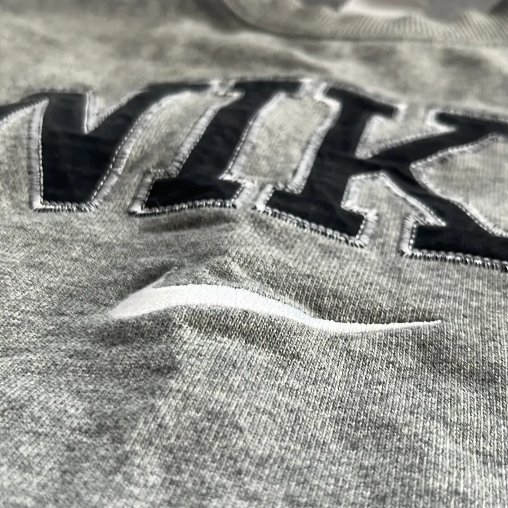Riktigt snygg Nike sweatshirt i storlek M, har använts väldigt lite så tröjan är i nyskick!🙌🏼. Hoodies.