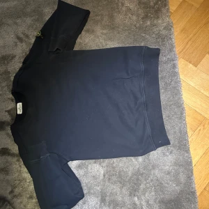 Stone island tröja  - Jag säljer min stone island tröja pga att den har blivit för liten. Tröjan är en stone island junior och är därför instorlek S. Skicket är mycket bra men har tyvärr inget kvitto till den.