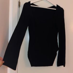 Svart tröja - Svart stickad tröja med breda armar