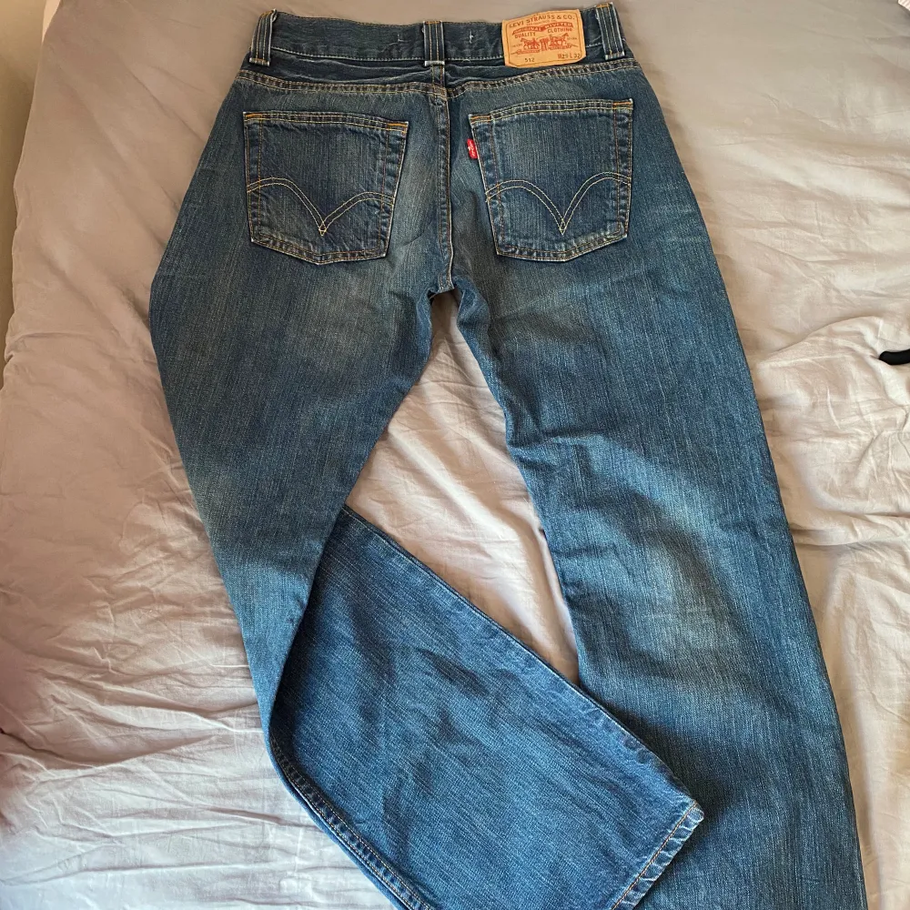 Levis bootcut jeans! Så himla snygga, tyvärr är de för små för mig och därav säljer jag. Midjemåttet är 76 cm och innerbenslängden 79 cm, W29 och L32. I jättefint skick, inga slitningar elr tecken på användning. Skriv om ni har frågor 💗. Jeans & Byxor.