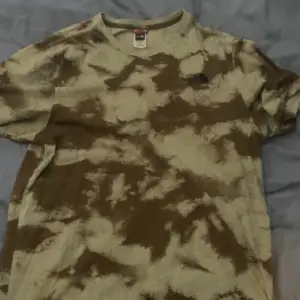Säljer min nästan oanvända militär temade The North Face t-shirt i storlek medium. Inget fel på den, den är som ny och funkar bra till gymmet, sommaren.  