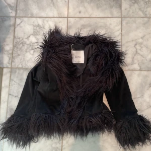 Svart jacka  - Säljer jättefin jacka från bershka i nyskick storlek s då den inte kommer till användning💕 ganska tunn perfekt till våren🙏🏻🌟