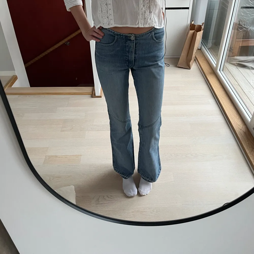 Så Nice jeans med speciella detaljer! Så snygga nu till våren. Midjemåttet 32cm tvärsöver, innerbensmåttet 80cm, jag är 177cm låg för referens❤️. Jeans & Byxor.