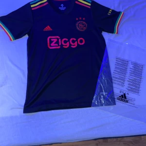 Ajax fotbolls tröja - Passar väldigt bra
