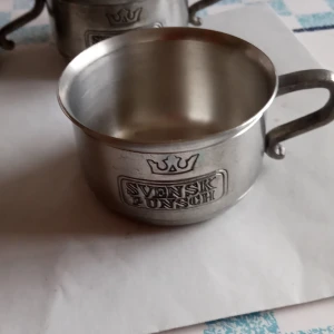 4 punchkoppar Scandia Tenn . - 4 stycken punchkoppar Scandia Tenn 4 cm höga och 6 cm breda stämpel på kopparna samt under kopparna visd slitage kan förekomma men obetydligt .