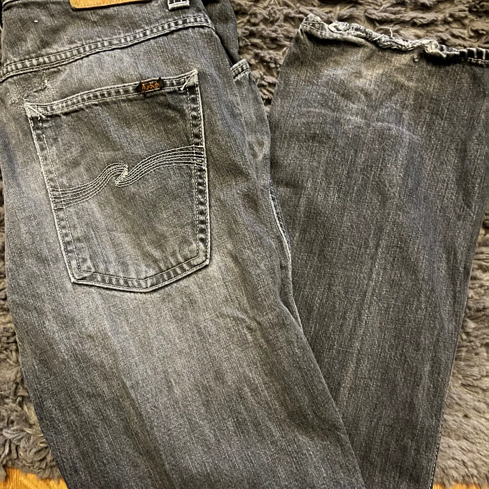 En par riktigt feta jeans från Nudie i färgen grå som passar till allt! Skulle rekommendera dessa brallor över alla. . Jeans & Byxor.