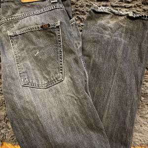 En par riktigt feta jeans från Nudie i färgen grå som passar till allt! Skulle rekommendera dessa brallor över alla. 