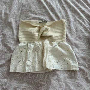 Topp - Säljer den super fina och populära toppen från zara, storlek M🥰