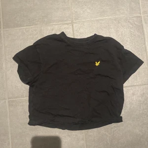 Kroppad LYLE&SCOTT tröja  - Köpte för flera år sen, kommer ej till användning så hör av er om ni är intresserade!!!