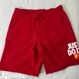 Röda Nike shorts i storlek XL. Väldigt fräscha använda några gånger under sommaren.