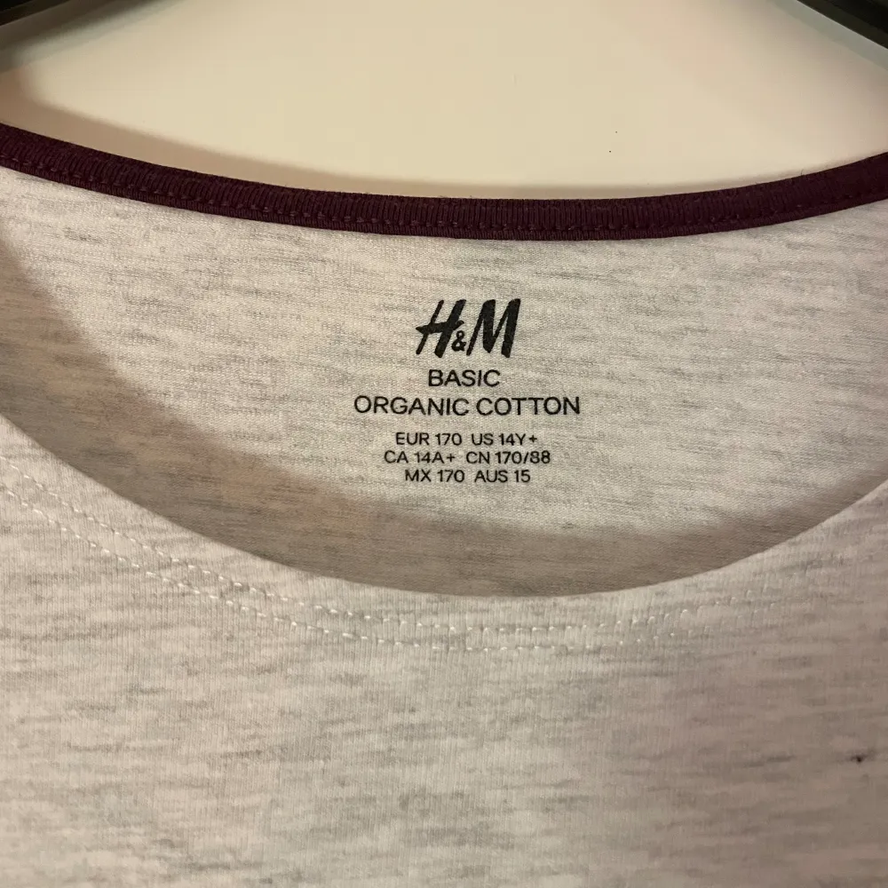 Basic grå långärmad tröja från H&M. Använd väldigt lite så i väldigt bra skick! Kontakta mig innan ni använder köp nu<3. Tröjor & Koftor.