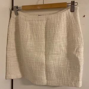 Vit minikjol i boucle - Sparsamt använd. 