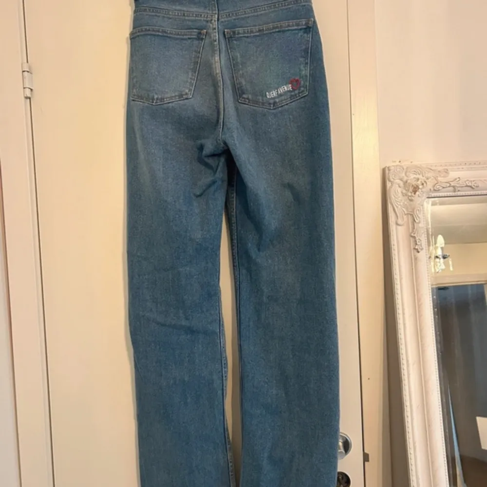 Djerf Avenue jeans loose fit, helt oanvända och i mycket fint skick . Jeans & Byxor.