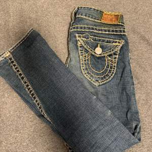 Säljer skit snygga true religion jeans. De är lowwaist med en lättbootcut❤️❤️ jättebra skick passar dom som är 167 och under, skriv privat för mått elr bilder osv.🥰