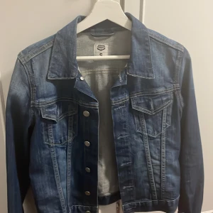 Mörkblå jeans jacka  - Storlek S i väldigt bra skick 