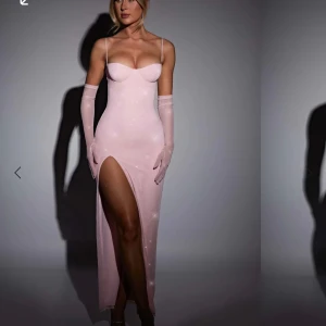 Balklänning, babyboofashion  - Modell trixie Maxi dress- punk sparkle. Normalt pris 1400kr, frakten kostar 400kr så priset är mycket billigare om du köper klänningen från mig då den är köpt i Australien. Säljer för jag har hittat en annan som ska vara min balklänning.