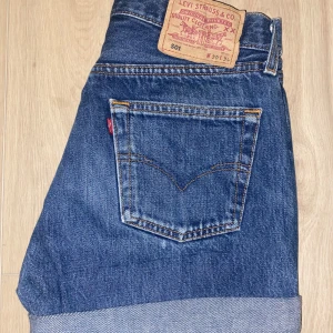 Levis shorts 501 - Snygga blå levis shorts 501. W30 och de motsvarar s/m ungefär!!💕💕FÖRESLÅ PRIS. Mycket bra skick, liten slitning under ena fickan men syns knappt