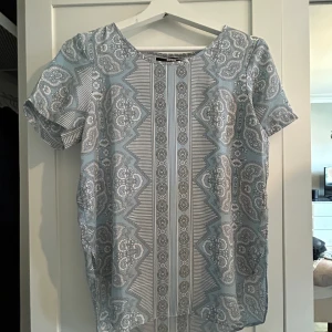 T-shirt - Sparsamt använd, i väldigt bra skick. 