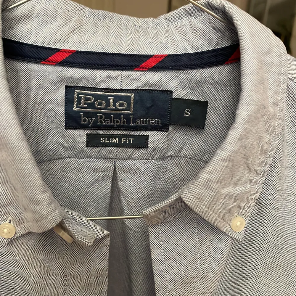 Ny Ralph Lauren skjorta  Skick 10/10 Ny pris 1599kr men säljer för 399kr Pris kan diskuteras vid snabb affär . Skjortor.