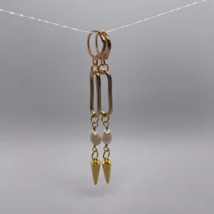 Pearly Inez Spike örhängen  - 39kr per par, finns flera i lager 😊 kolla gärna in min instragram ”ebnorth” där jag främst sköter försäljningen :) Massa mer smycken i samma stil hittar ni i min profil🤩