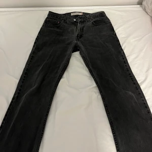 Levis 505 - Ett par levis 505 i storlek 32 32 Färgen e mörkgrå/svart De är använda men har mycket kvar att ge, inga direkt tecken på använding  Skicka 8/10 Priset går att diskutera 