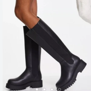 Boots  - Säljer dom här snygga svarta bootsen från monki i storlek 37! Skriv om du vill ha fler bilder eller andra funderingar💕