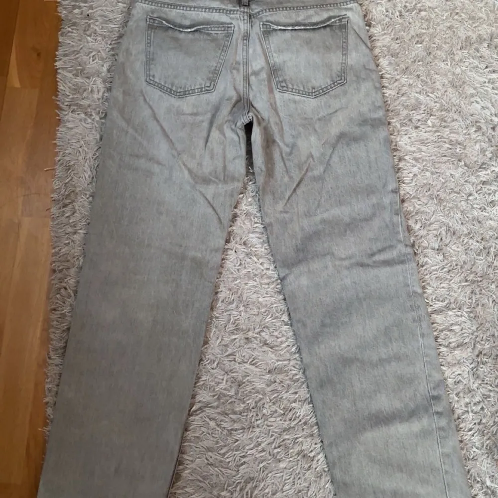 Ett par gråa jeans från ginatricot med raka ben nedtill. Säljer då det är förstora för mig💕. Jeans & Byxor.